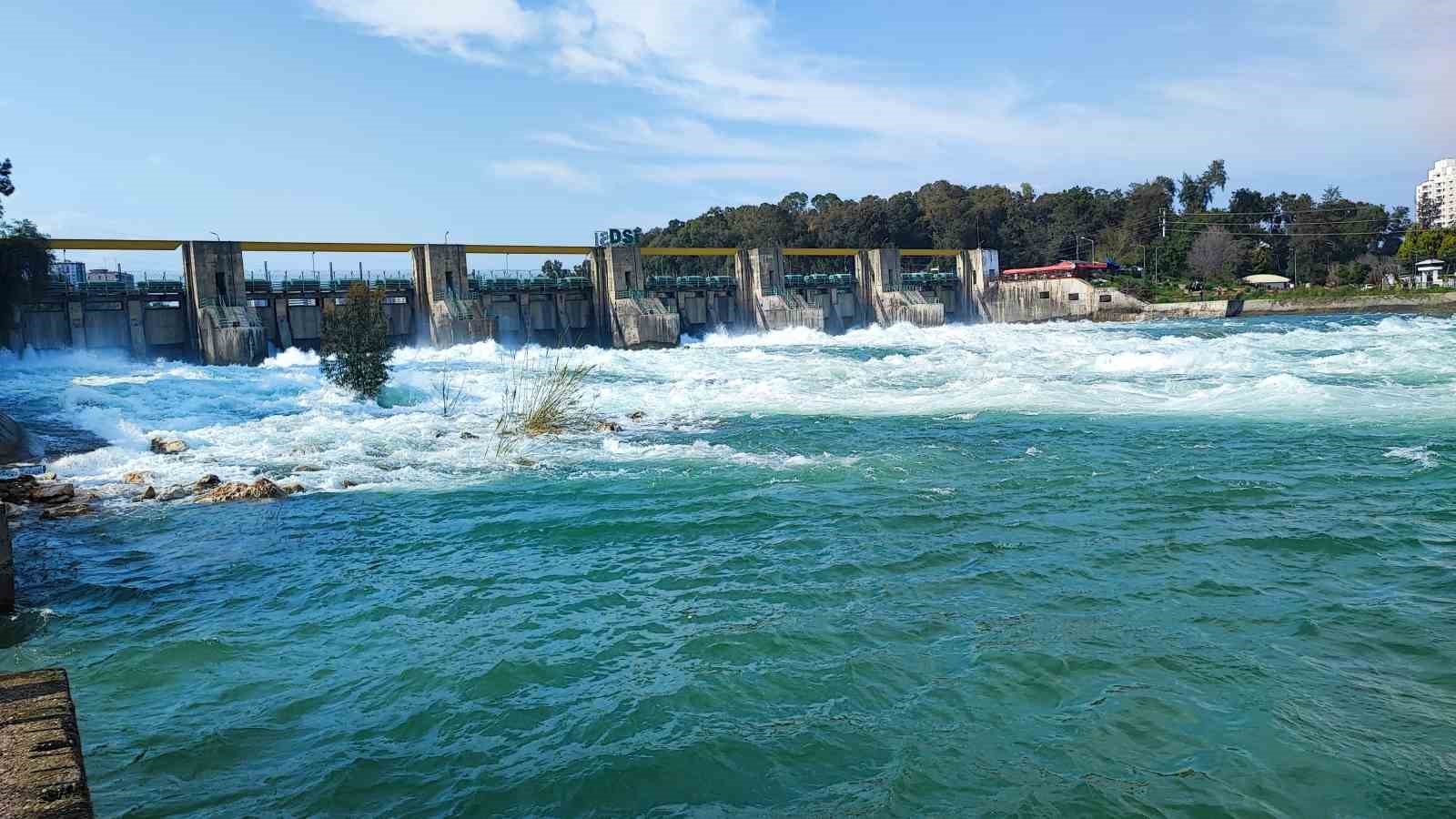 Seyhan Barajı&rsquo;nda kapaklar a&ccedil;ıldı: &Ccedil;ağlayan sular Seyhan Nehri ile buluştu
