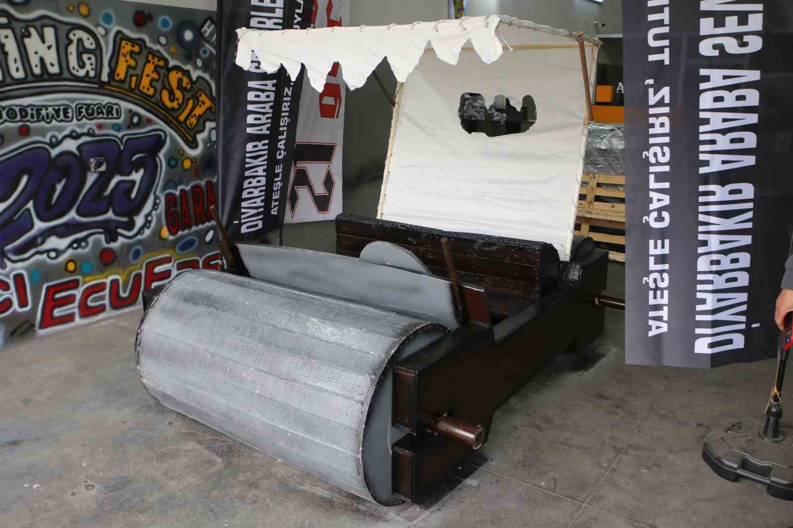 Diyarbakır’da modifiye tutkunlarının "Taş Devri" aracına yoğun ilgi