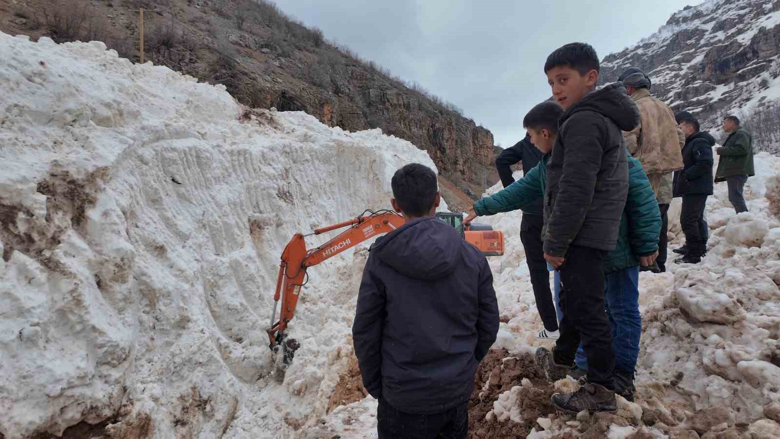 Şırnak’ta çocuklardan alkışlanacak hareket: Yolların açılması için günlerdir çalışan işçilere yemek götürüyorlar