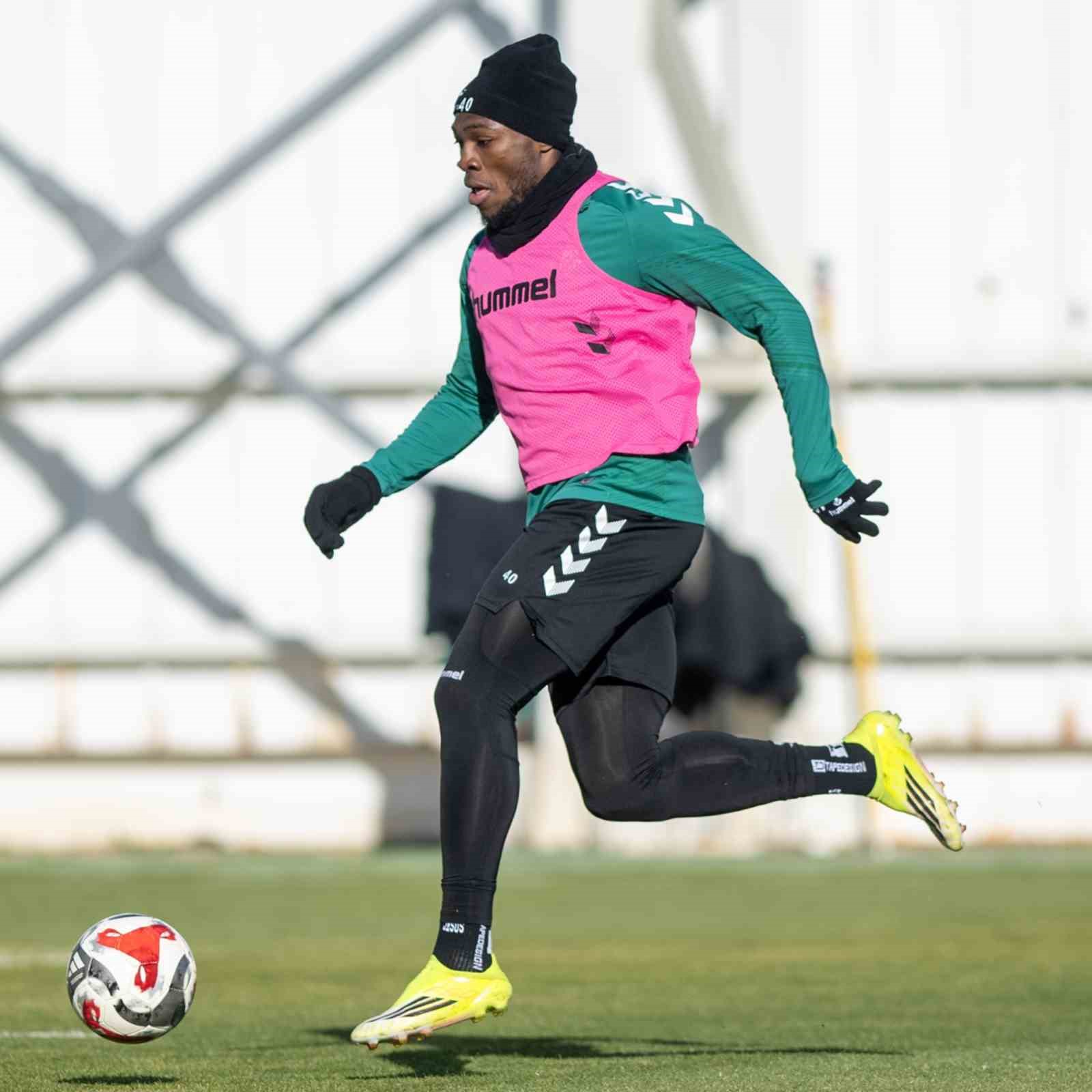 Jackson Muleka: "Y&uuml;zde y&uuml;z&uuml;m&uuml;z&uuml; vereceğiz ve terimizin son damlasına kadar savaşmaya devam edeceğiz"
