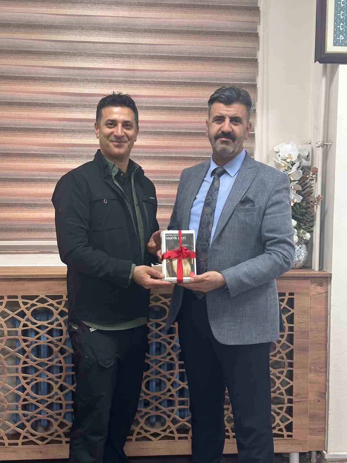 Gazeteci-yazar İbrahimoğlu &ouml;ğrencilerle bir araya geldi
