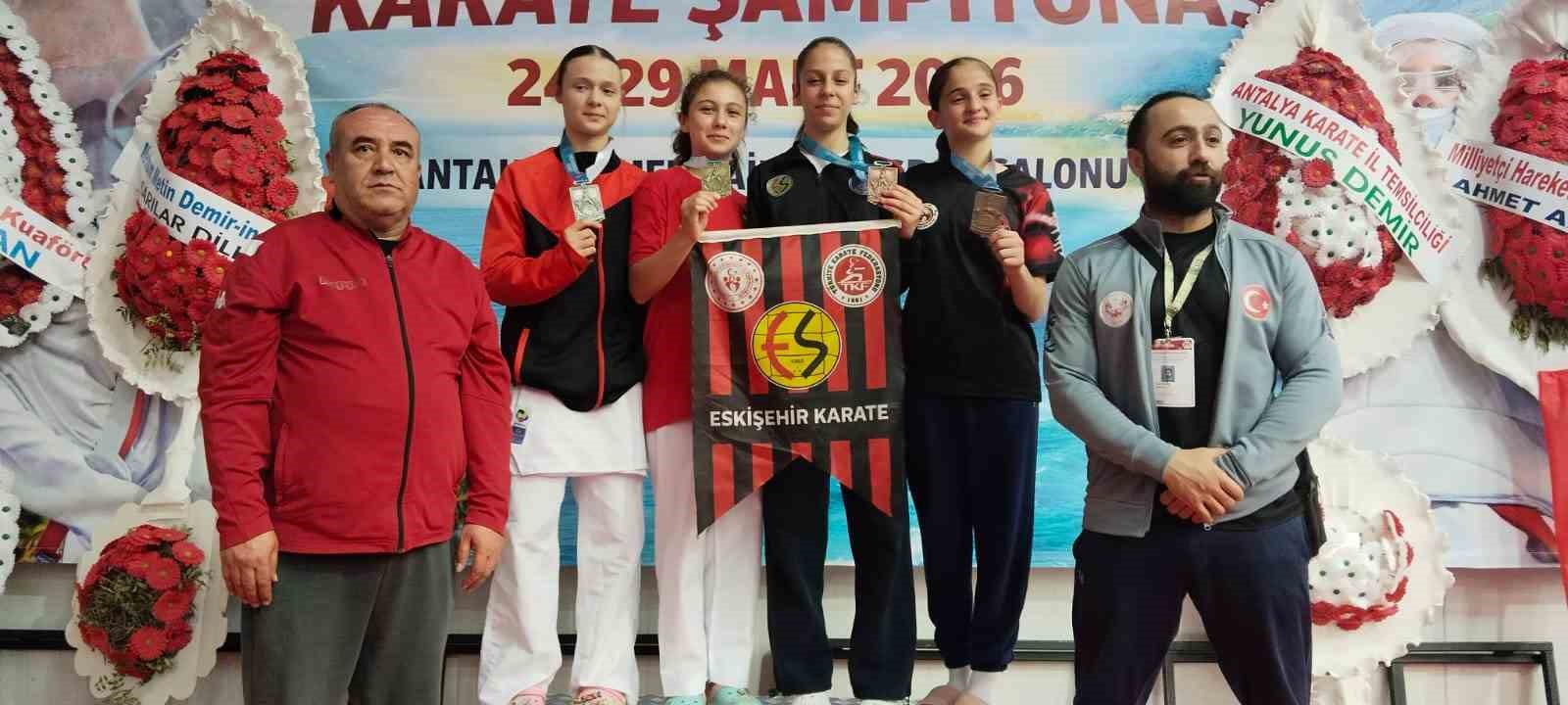 Eskişehirli karateciler T&uuml;rkiye Şampiyonası&rsquo;ndan madalyalarla d&ouml;nd&uuml;
