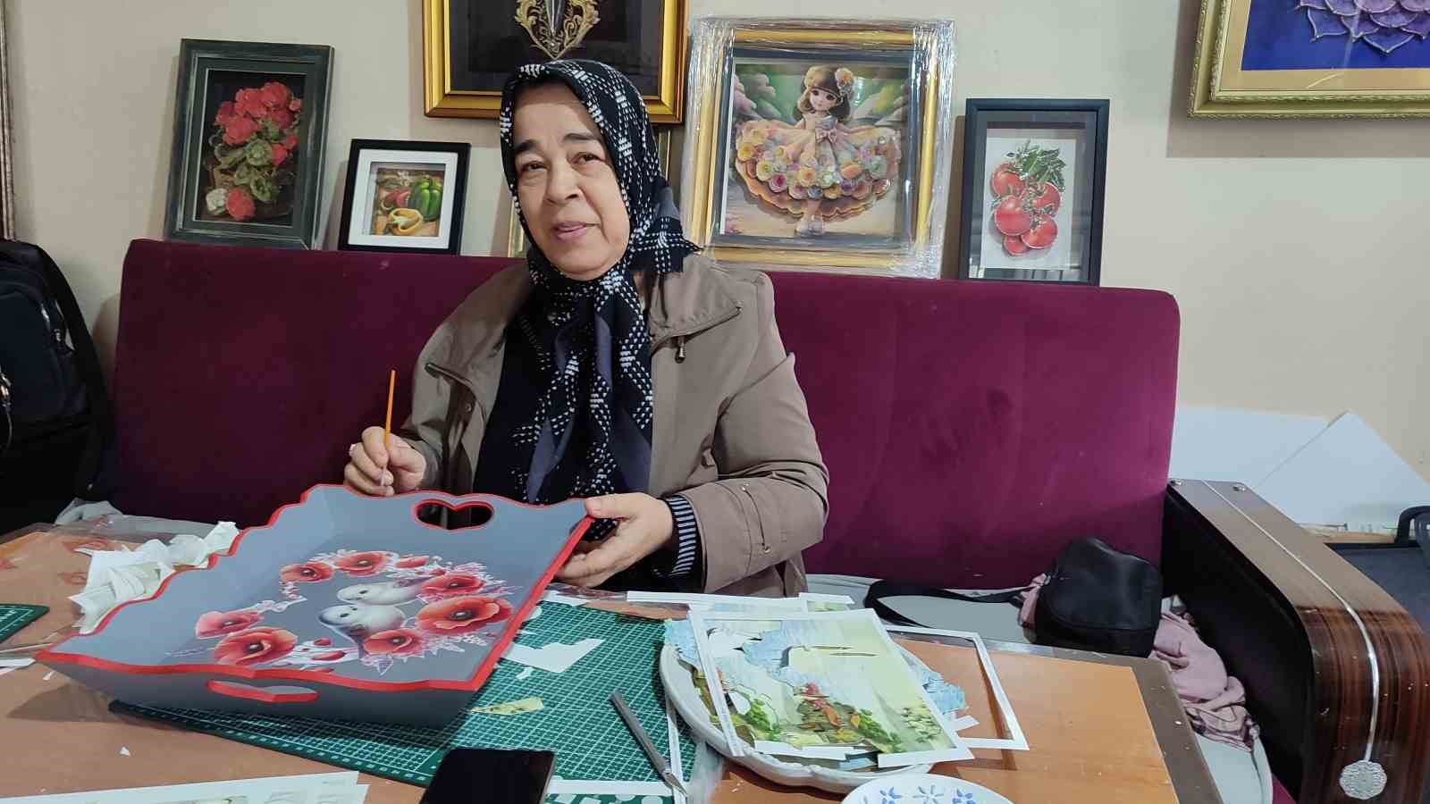 Yaşlı kadın kurslarda üreterek huzur buldu