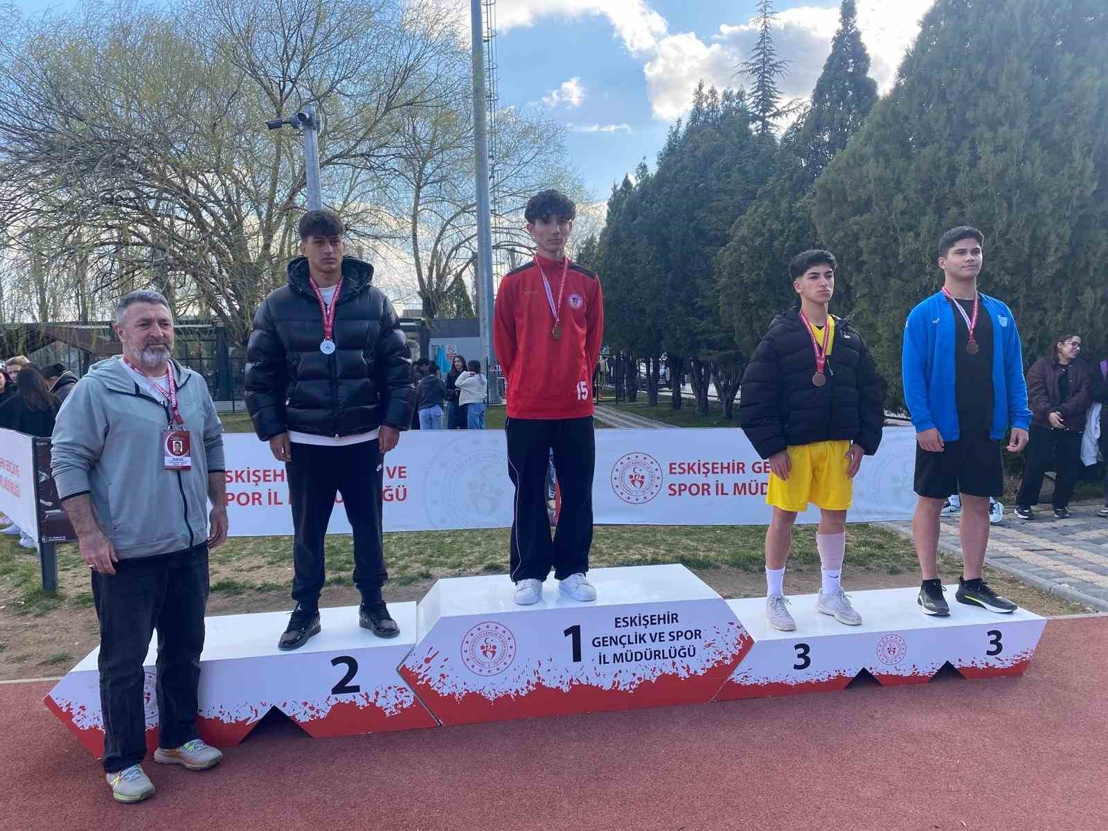 Genç atletler pistte kozlarını paylaştı