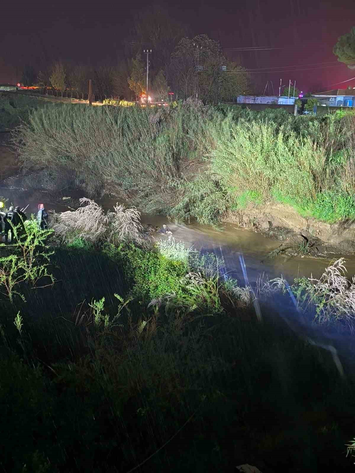 Azgın dereye kapıldı 4 saatlik m&uuml;cadeleyle hayata tutundu
