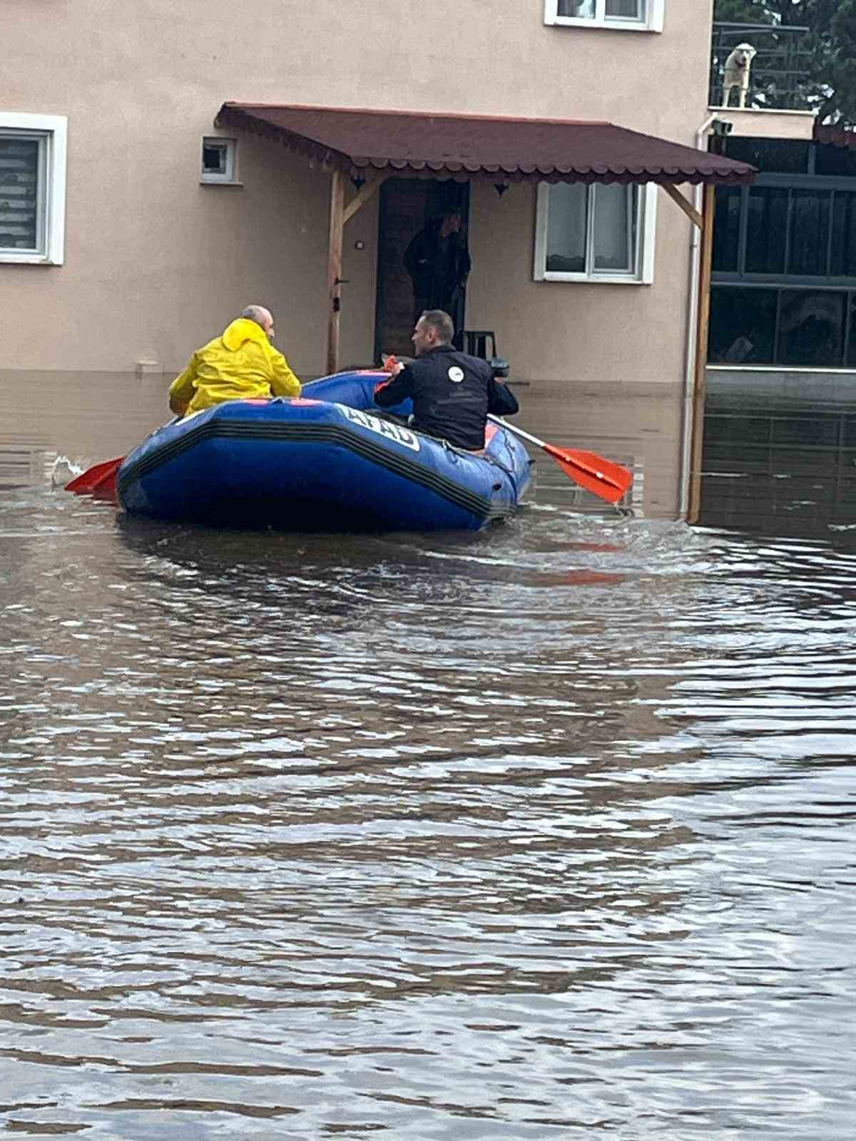 Y&uuml;kselen sular evde mahsur bıraktı, AFAD ekipleri yetişti
