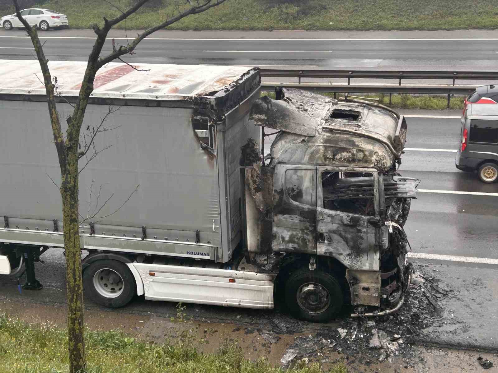 Tuzla&rsquo;da seyir halindeki tır alevlere teslim oldu
