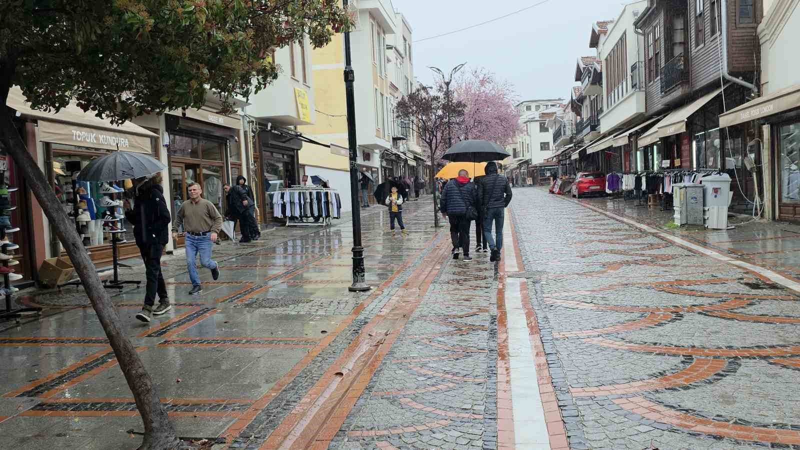 Edirne g&uuml;ne yağmurla uyandı
