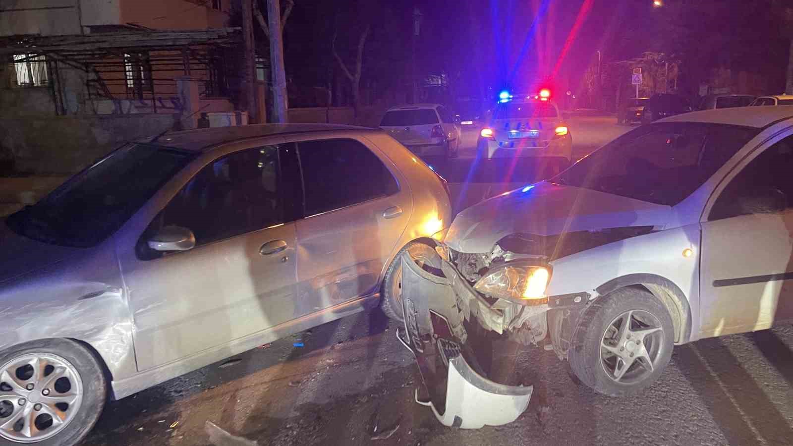 Karaman’da iki otomobilin çarpışması kameraya yansıdı: 1 yaralı