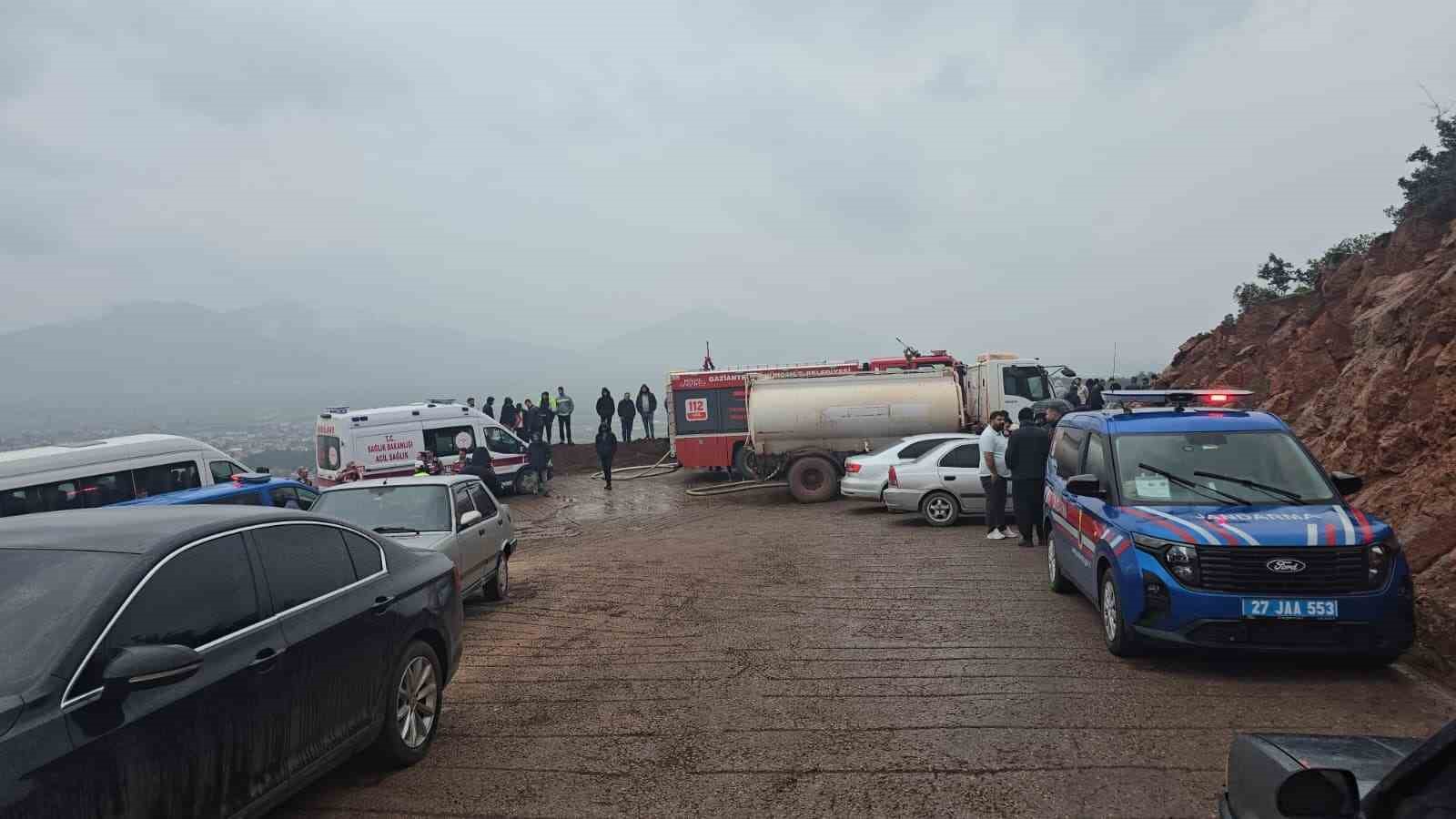 Uçuruma yuvarlanan kamyonun sürücüsü öldü