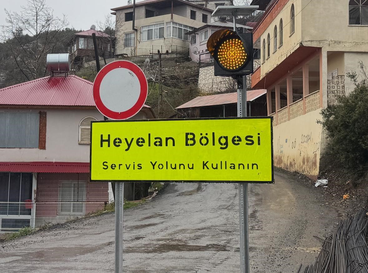 Mersin&rsquo;de heyelan: Yol yarıldı, evler zarar g&ouml;rd&uuml;

