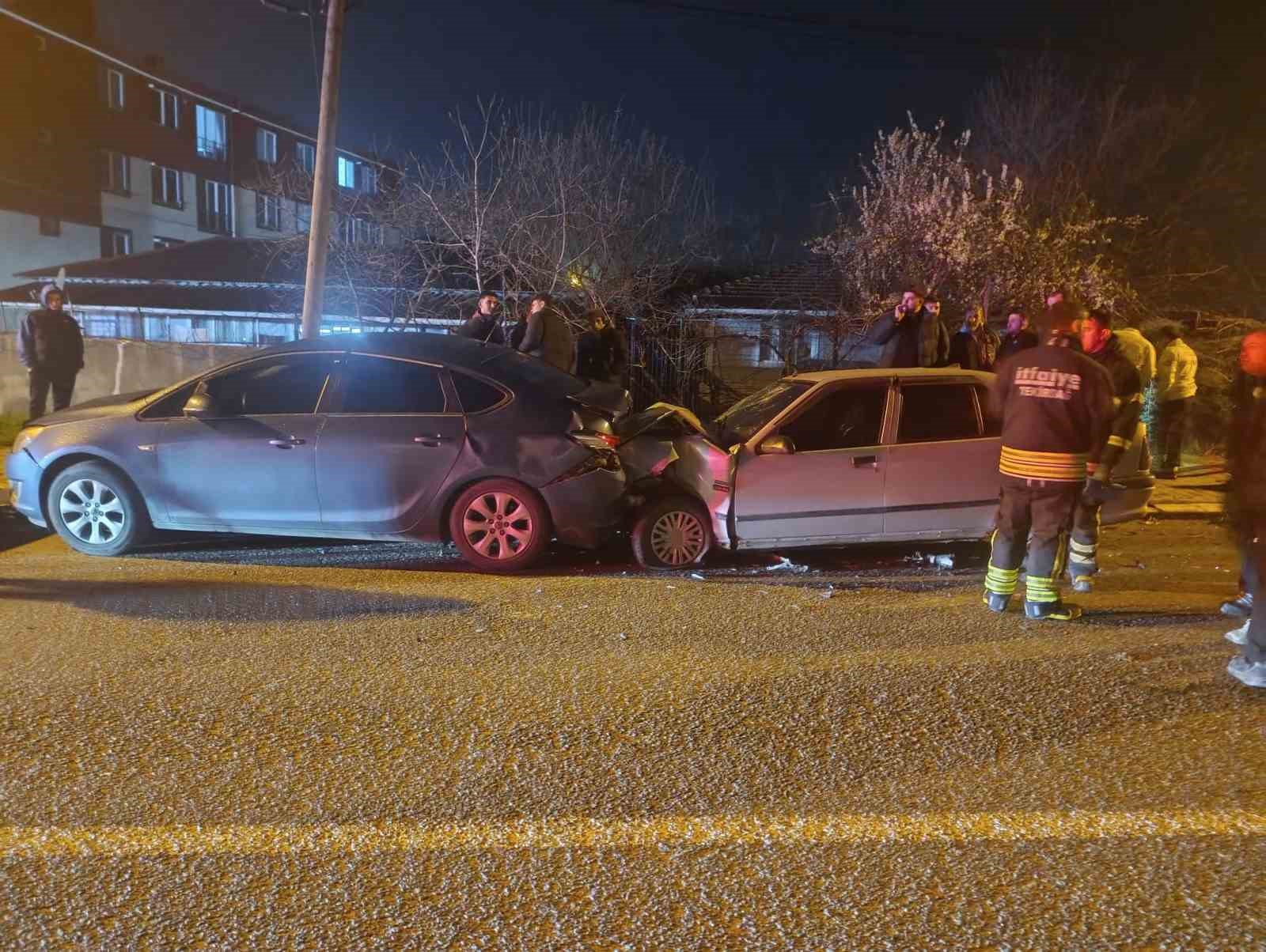 Alkollü ve ehliyetsiz sürücü dehşet saçtı: 2 yaralı