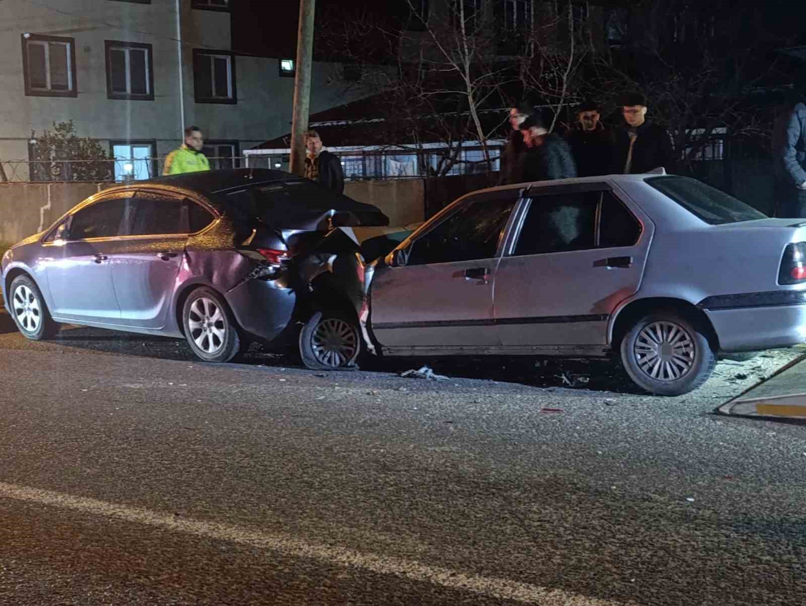 Alkoll&uuml; ve ehliyetsiz s&uuml;r&uuml;c&uuml; dehşet sa&ccedil;tı: 2 yaralı
