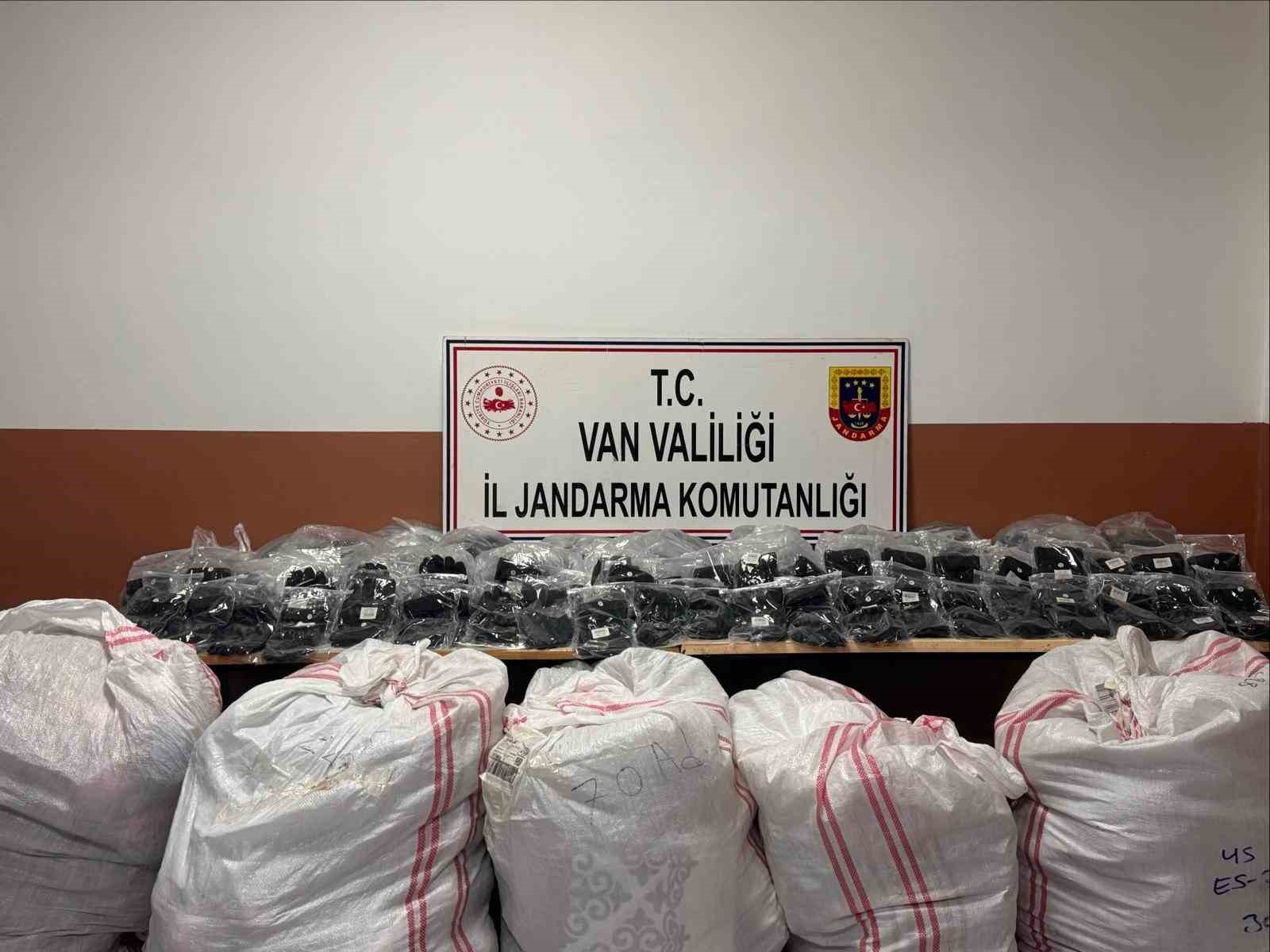 Van&rsquo;da g&uuml;mr&uuml;k ka&ccedil;ağı malzeme ele ge&ccedil;irildi
