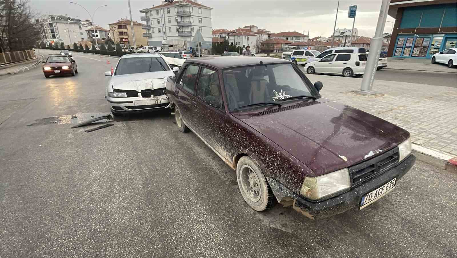 Karaman&rsquo;da &uuml;&ccedil; aracın karıştığı zincirleme kazada 1 kişi yaralandı
