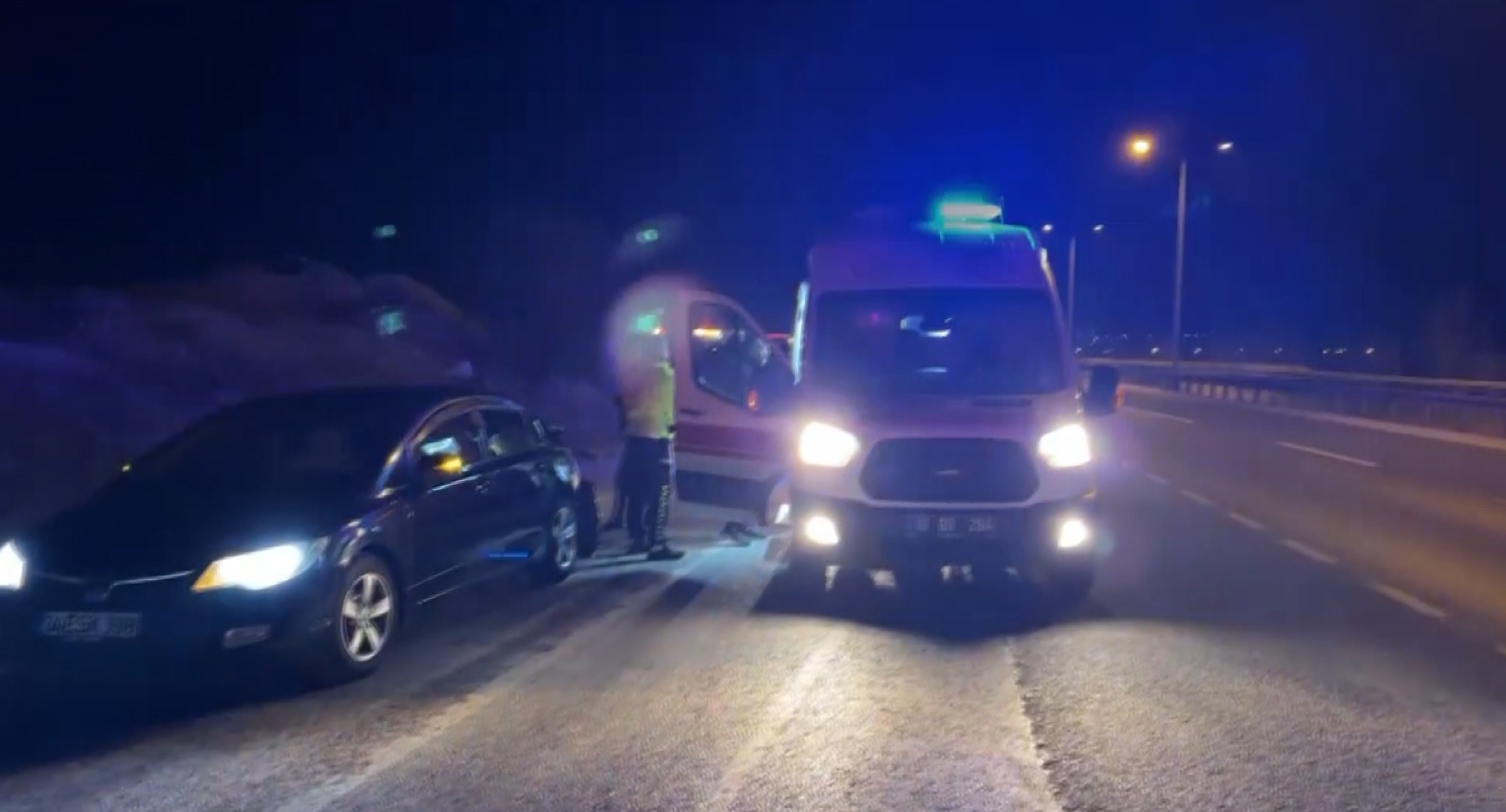 D100&rsquo;de iki otomobil &ccedil;arpıştı: 2 yaralı
