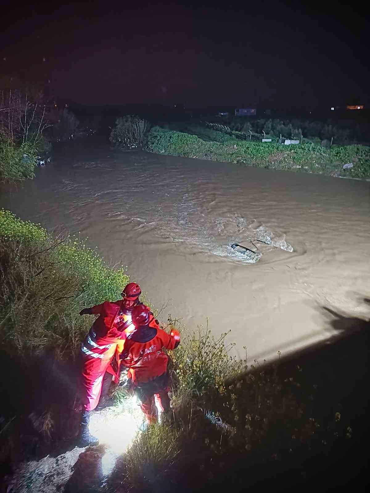 Menderes’te araç dereye uçtu, İzmir itfaiyesi seferber oldu