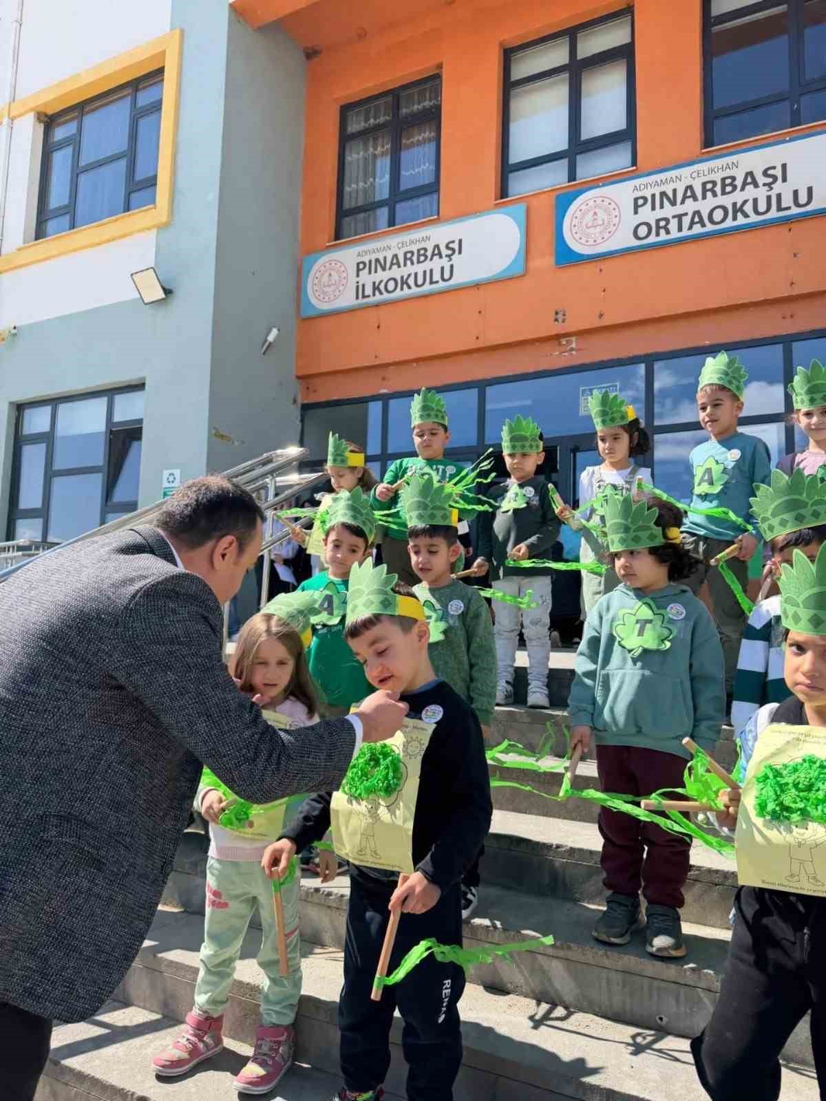 Kaymakam Pelvan öğrencilerle fidan dikti