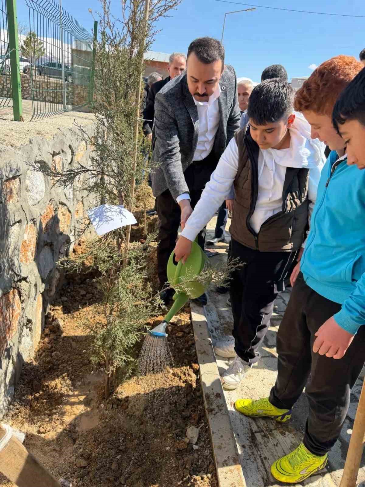 Kaymakam Pelvan &ouml;ğrencilerle fidan dikti
