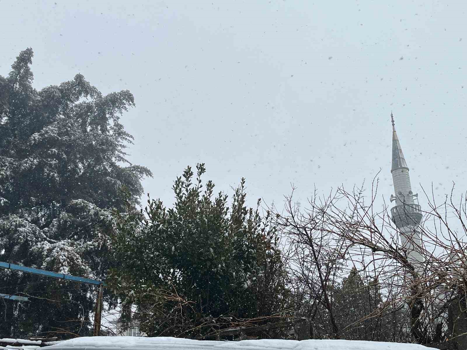 Demirci&rsquo;nin y&uuml;ksek kesimlerinde kar yağışı etkili oluyor
