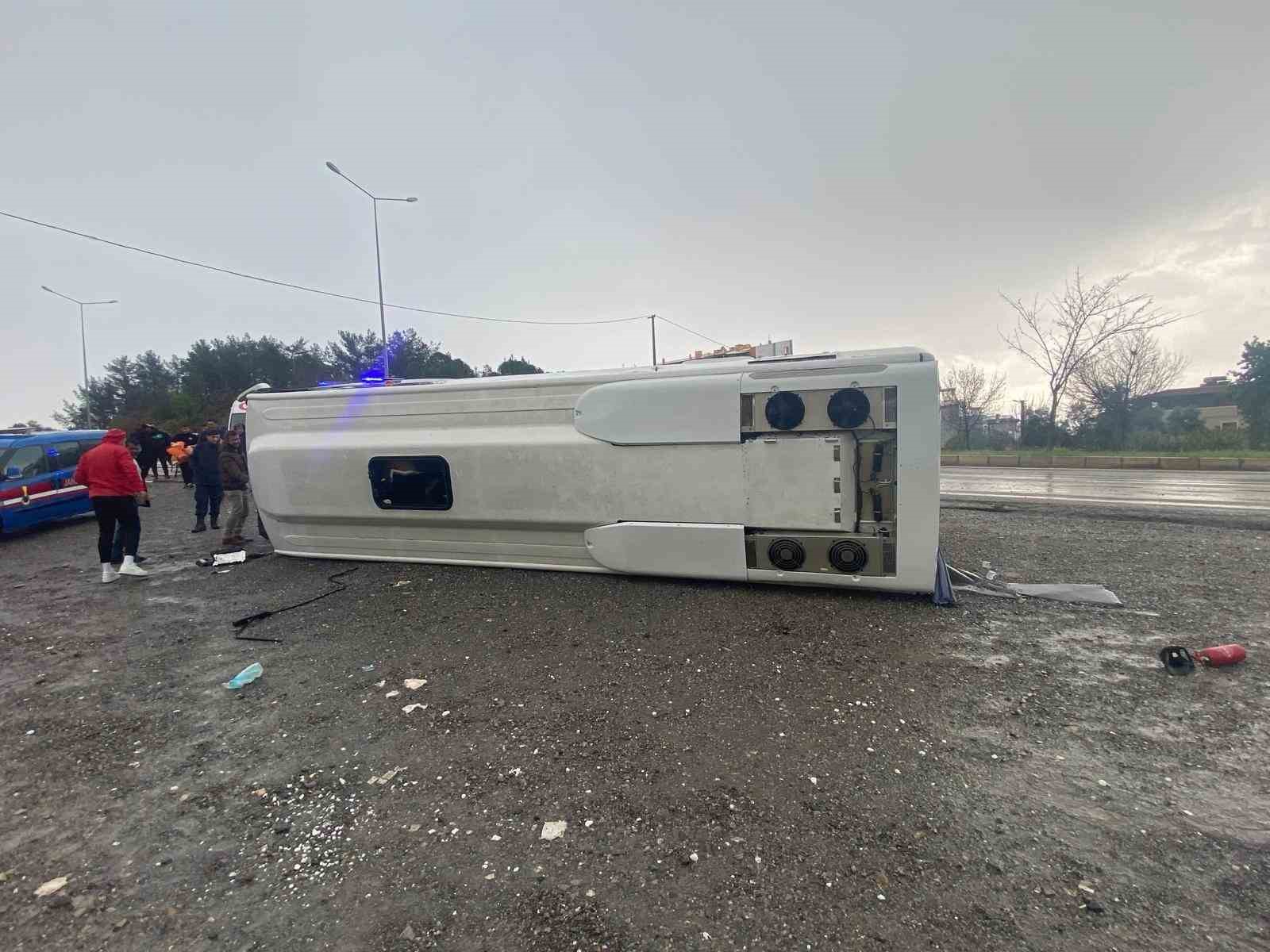 İzmir&rsquo;de sporcuları taşıyan otob&uuml;s devrildi: 4 yaralı
