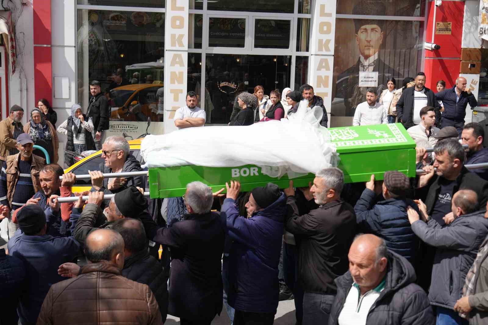 Eşi tarafından bı&ccedil;aklanan 3 &ccedil;ocuk annesi kadın son yolculuğuna uğurlandı
