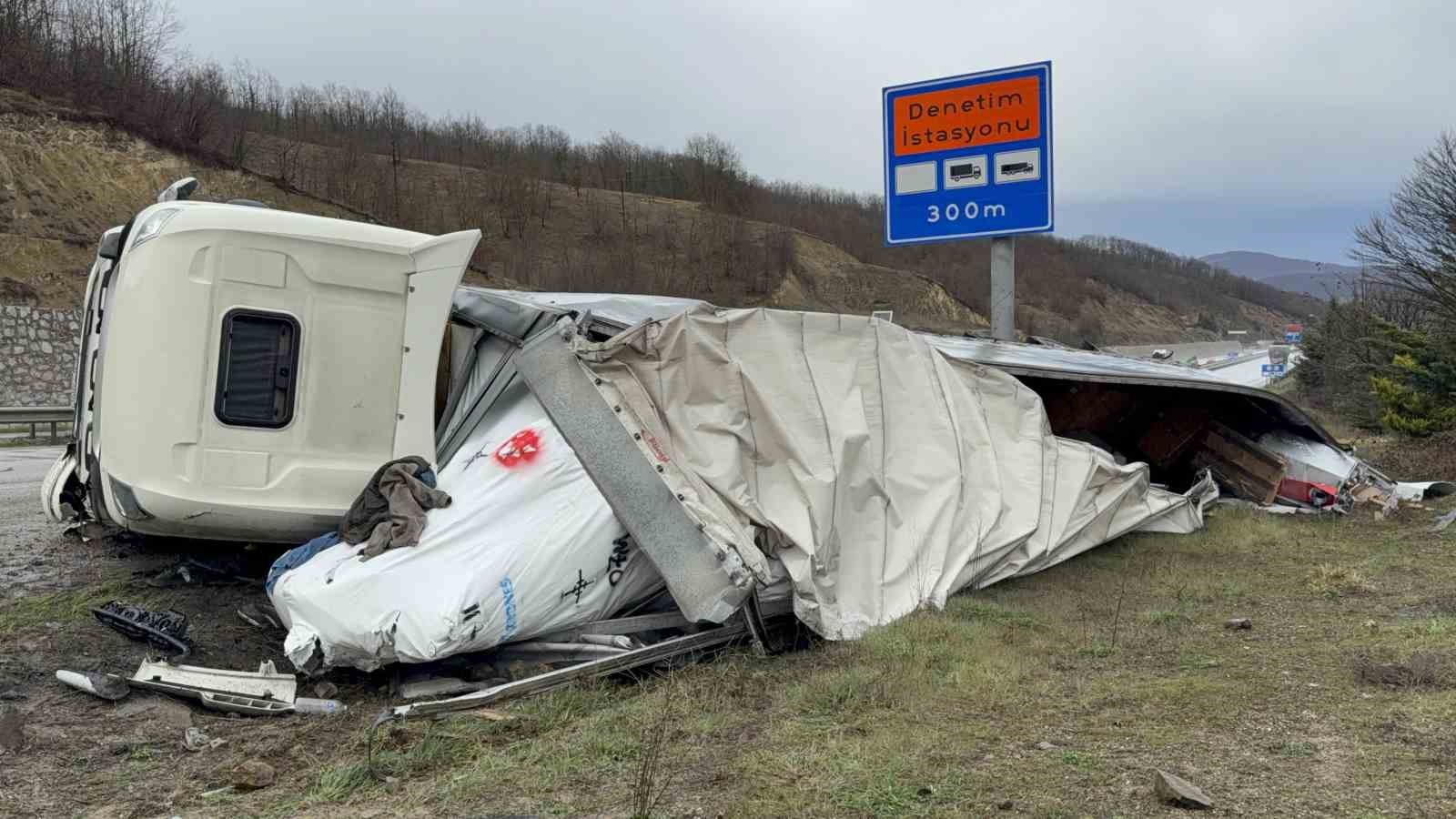 Almanya&rsquo;dan T&uuml;rkmenistan&rsquo;a giden tır Samsun&rsquo;da devrildi: 1 yaralı
