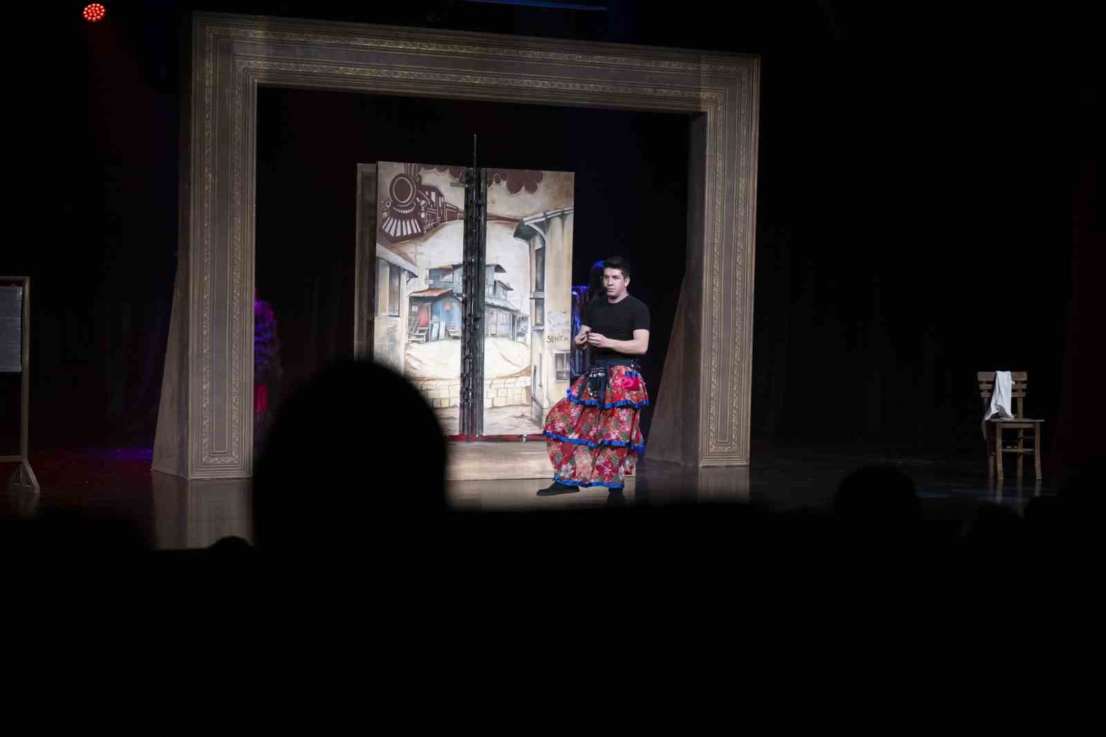 Mersin&rsquo;de tiyatro ş&ouml;leni &lsquo;Eyvah Nadir&rsquo; ile sona erdi
