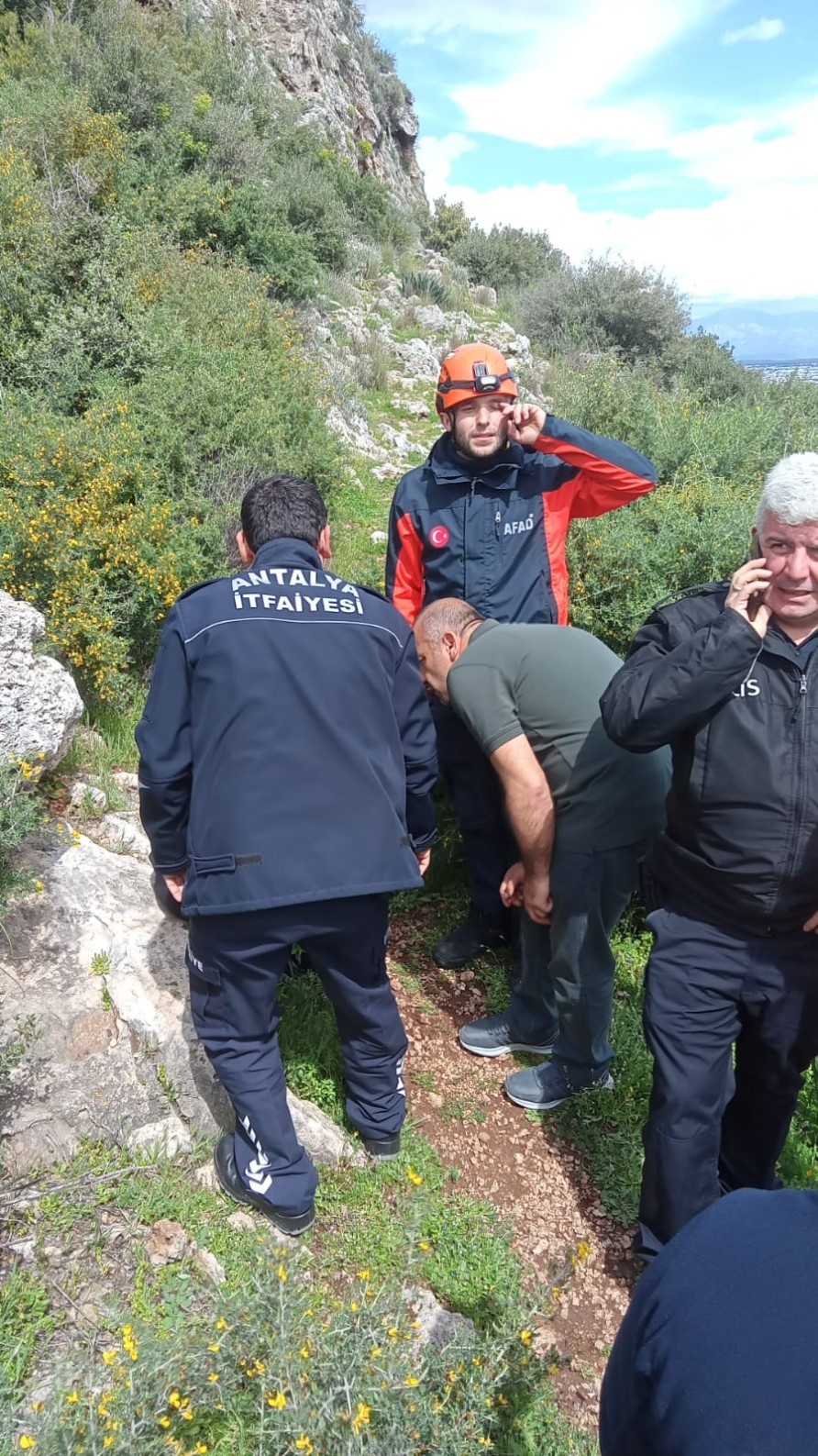 Dengesini kaybederek kayalıklardan d&uuml;şen kadını ekipler kurtardı
