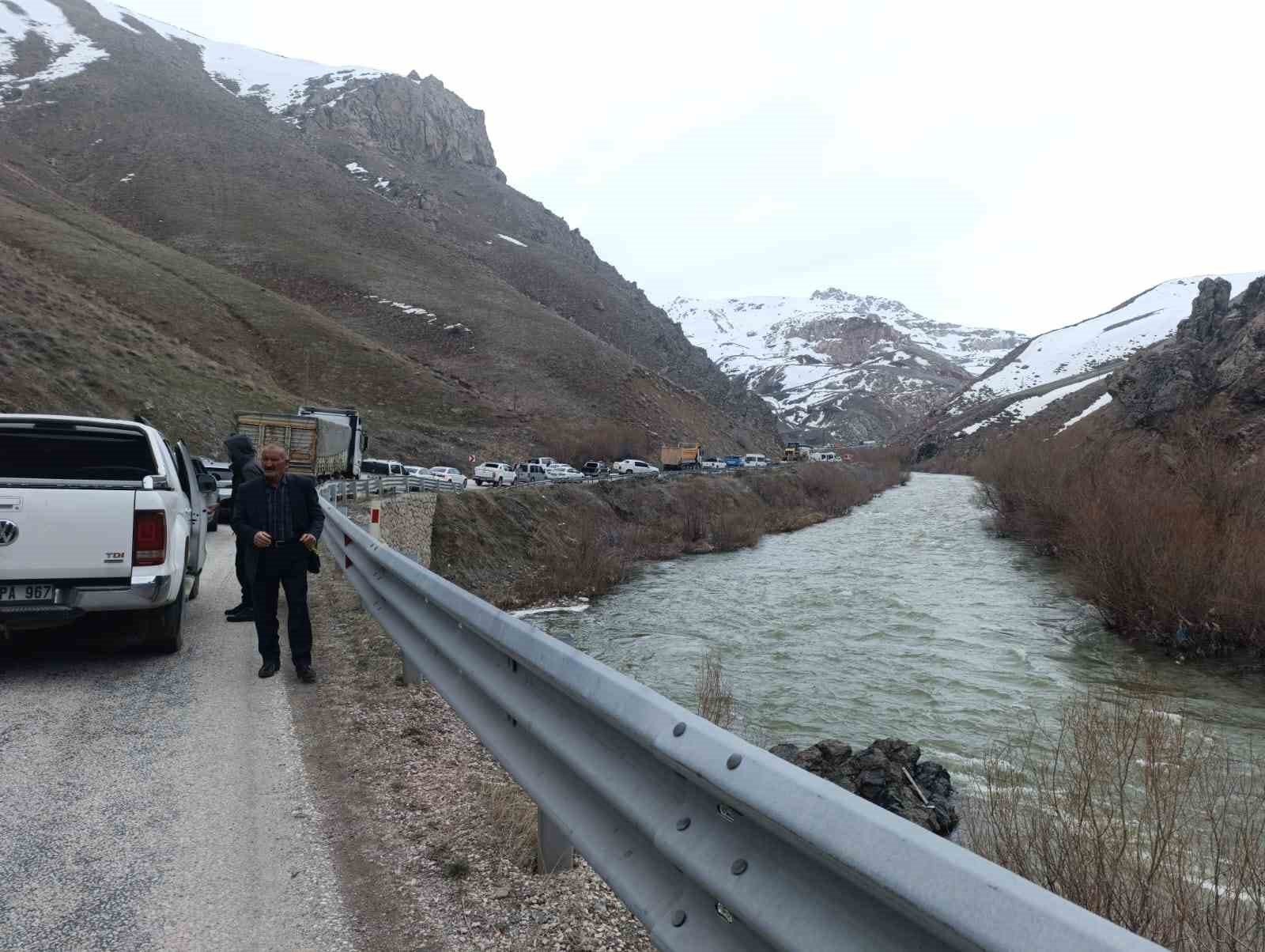 Y&uuml;ksekova-Van kara yolunda heyelan ulaşımı aksattı
