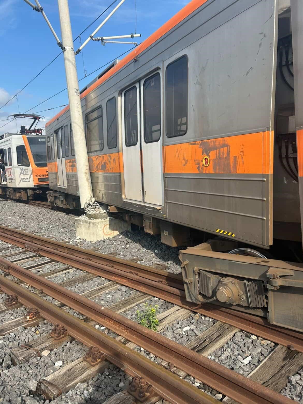 Adana&rsquo;da raydan &ccedil;ıkan metro vagonu direğe &ccedil;arptı
