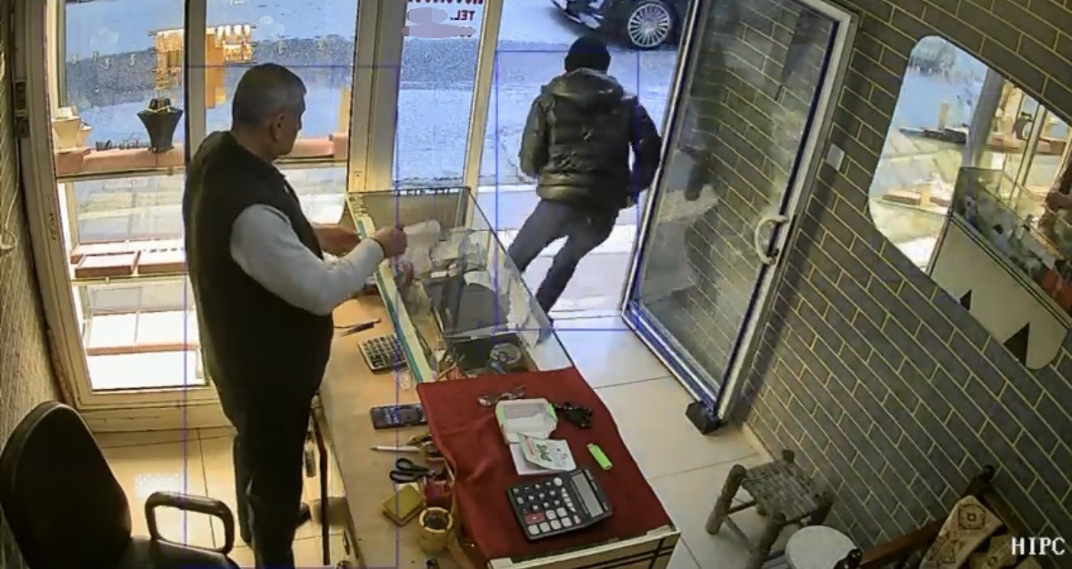 Kuyumcuya m&uuml;şteri gibi giren hırsız 60 bin liralık y&uuml;z&uuml;ğ&uuml; alıp kayıplara karıştı
