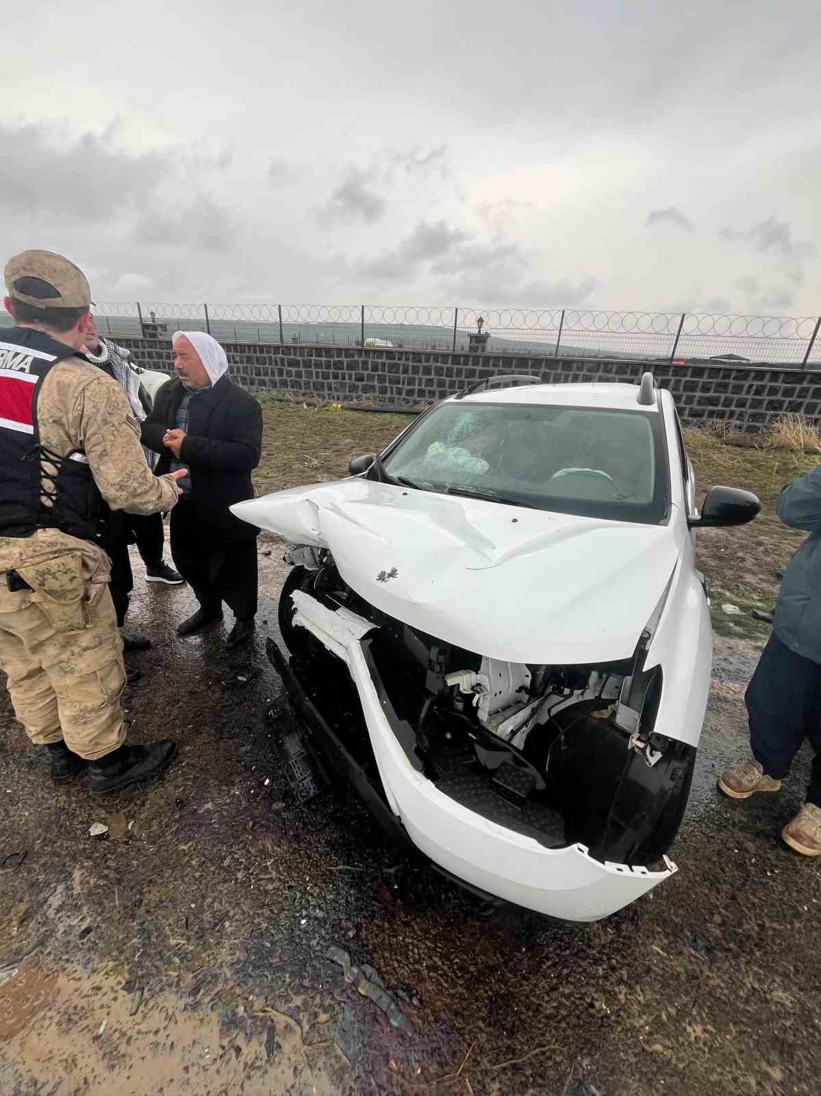 Şanlıurfa&rsquo;da iki otomobil kafa kafaya &ccedil;arpıştı: 8 yaralı

