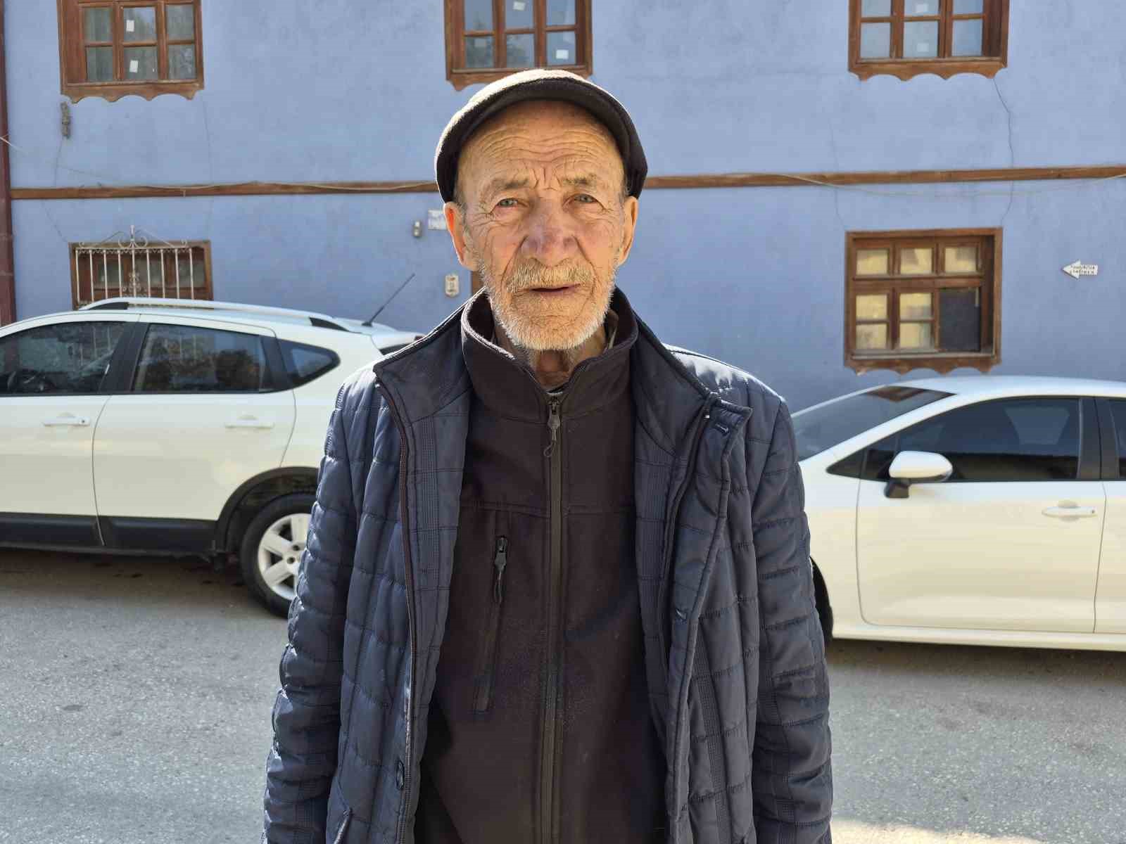 Yarım asırlık l&uuml;letaşı ustası emekli oldu ama mesleğinden kopamadı
