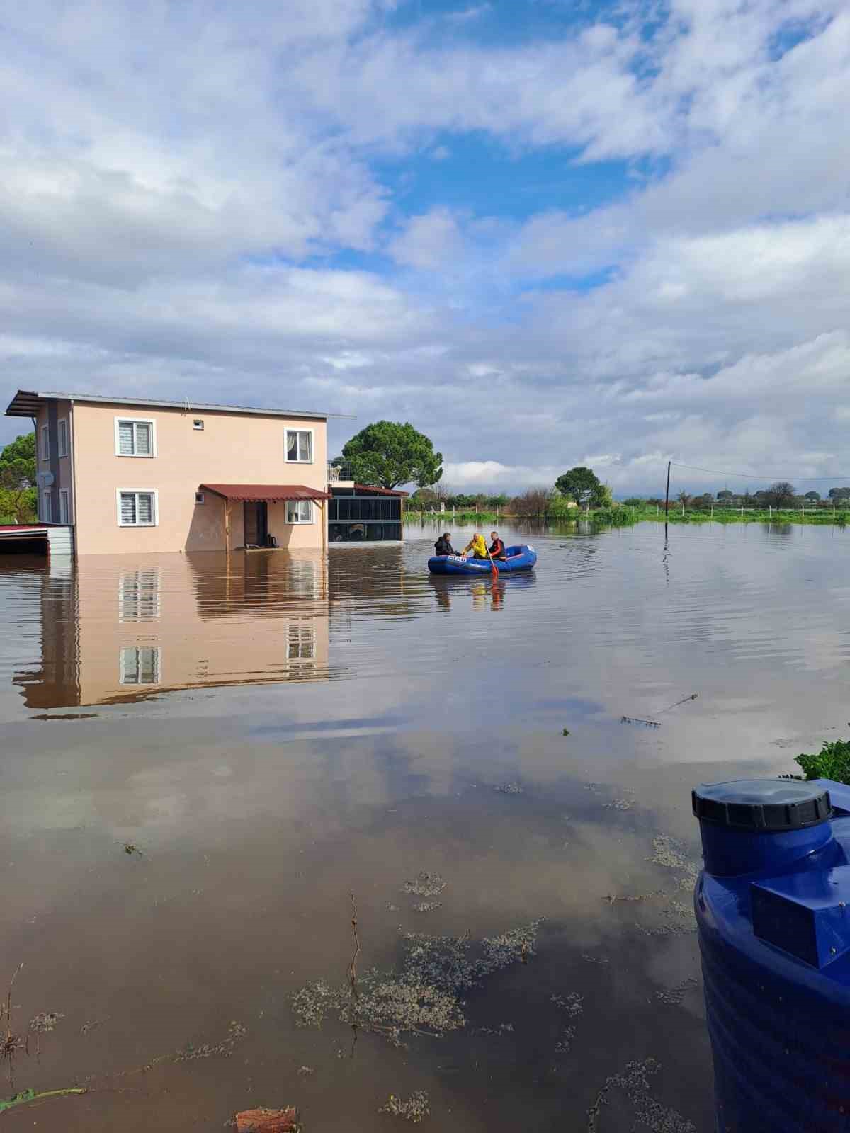 Yükselen sular evde mahsur bıraktı, AFAD ekipleri yetişti