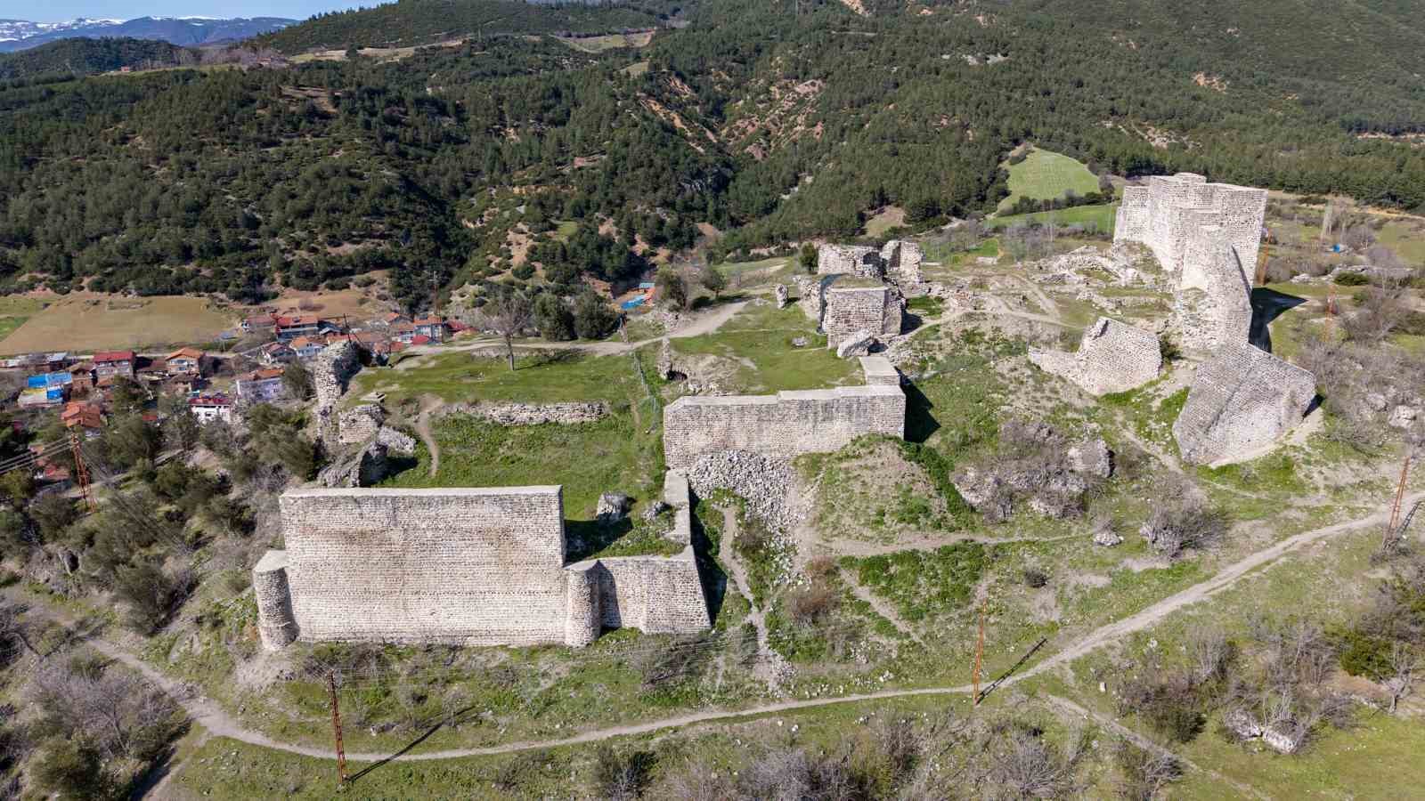 Niksar Kalesi zamana meydan okuyor
