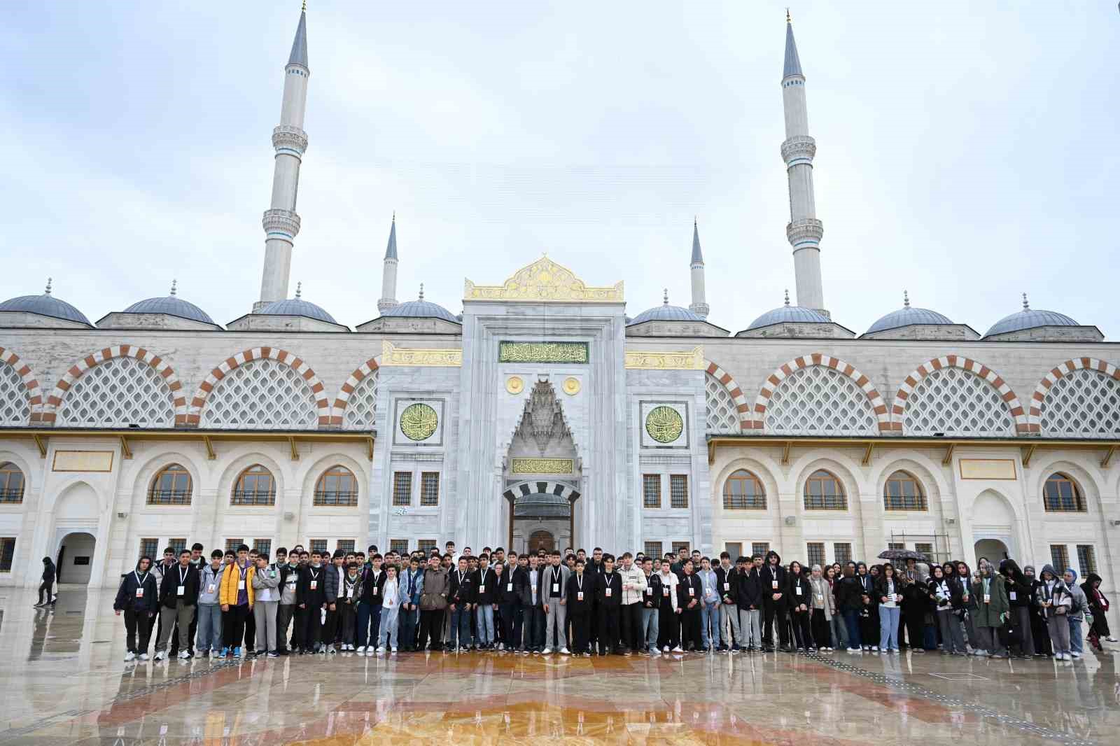 Başkan Altay: "Genç Seyyah projemizle bu yıl 25 bin 920 öğrencimizi daha İstanbul ile buluşturacağız"