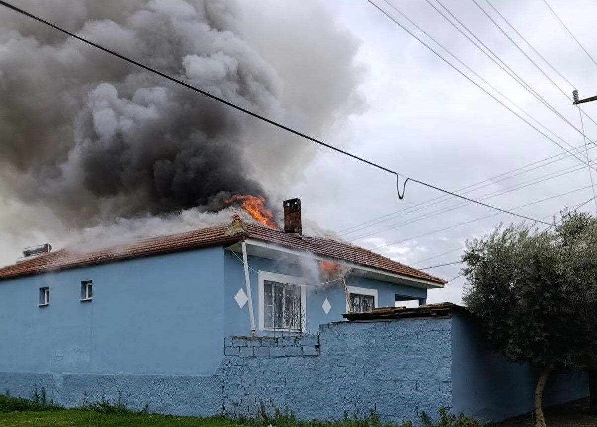 Alaşehir’de korkutan ev yangını