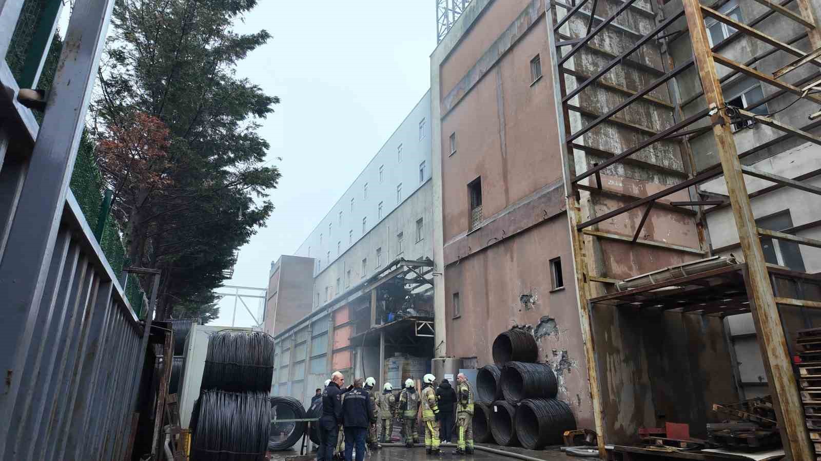 Arnavutk&ouml;y&rsquo;de korkutan fabrika yangını
