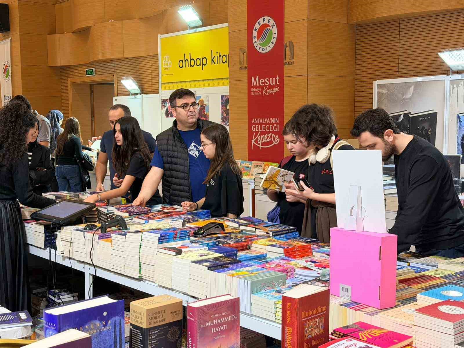 Kepez Kitap Fuarı’na yoğun ilgi