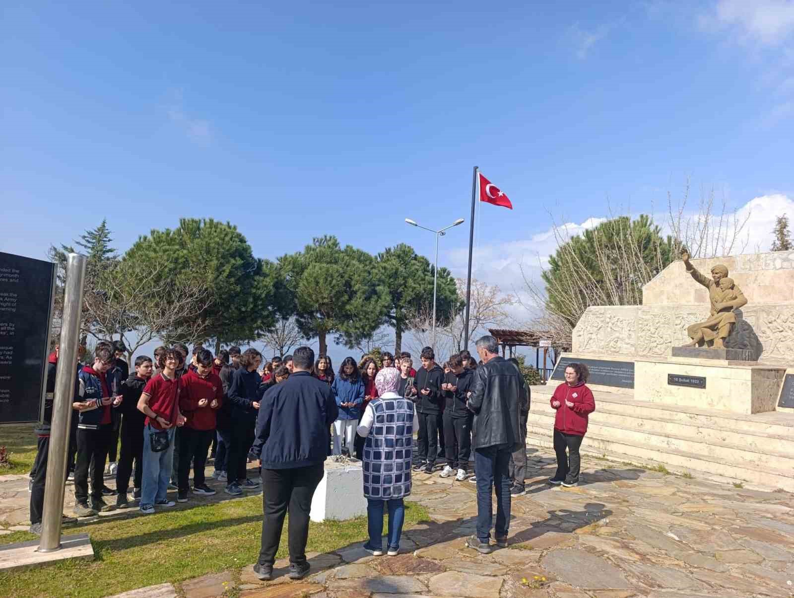 Aydın’da öğrenciler şehitleri andı