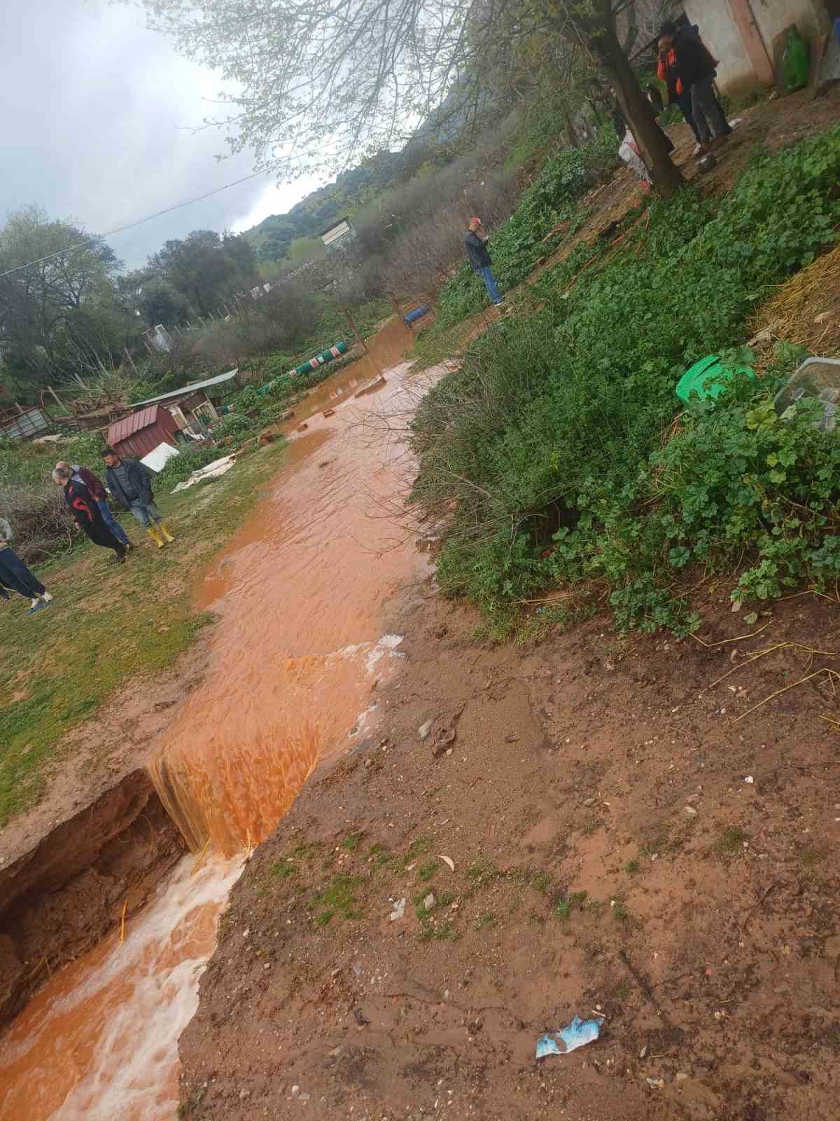 &Ccedil;akırlar &Ccedil;ayı taştı, yıkılma riski olan ev tahliye edildi
