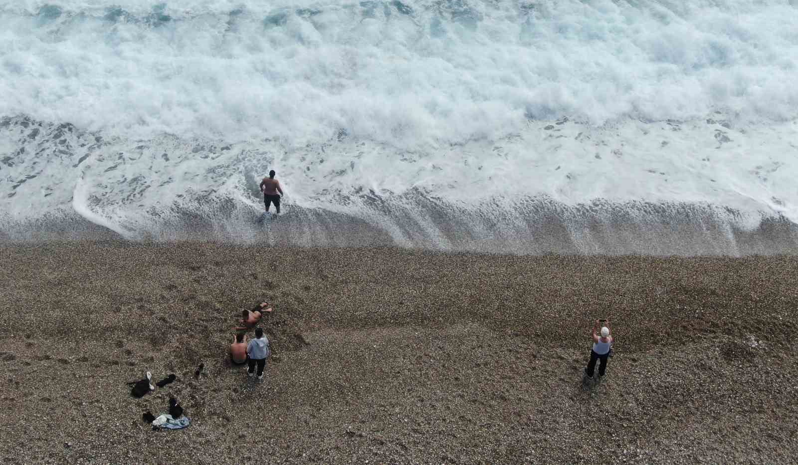 Antalya’nın yüksek kesimlerinde karla mücadele, sahilinde deniz keyfi