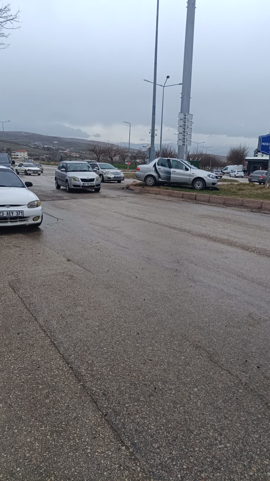 Elazığ’da otomobiller çarpıştı: 3 yaralı