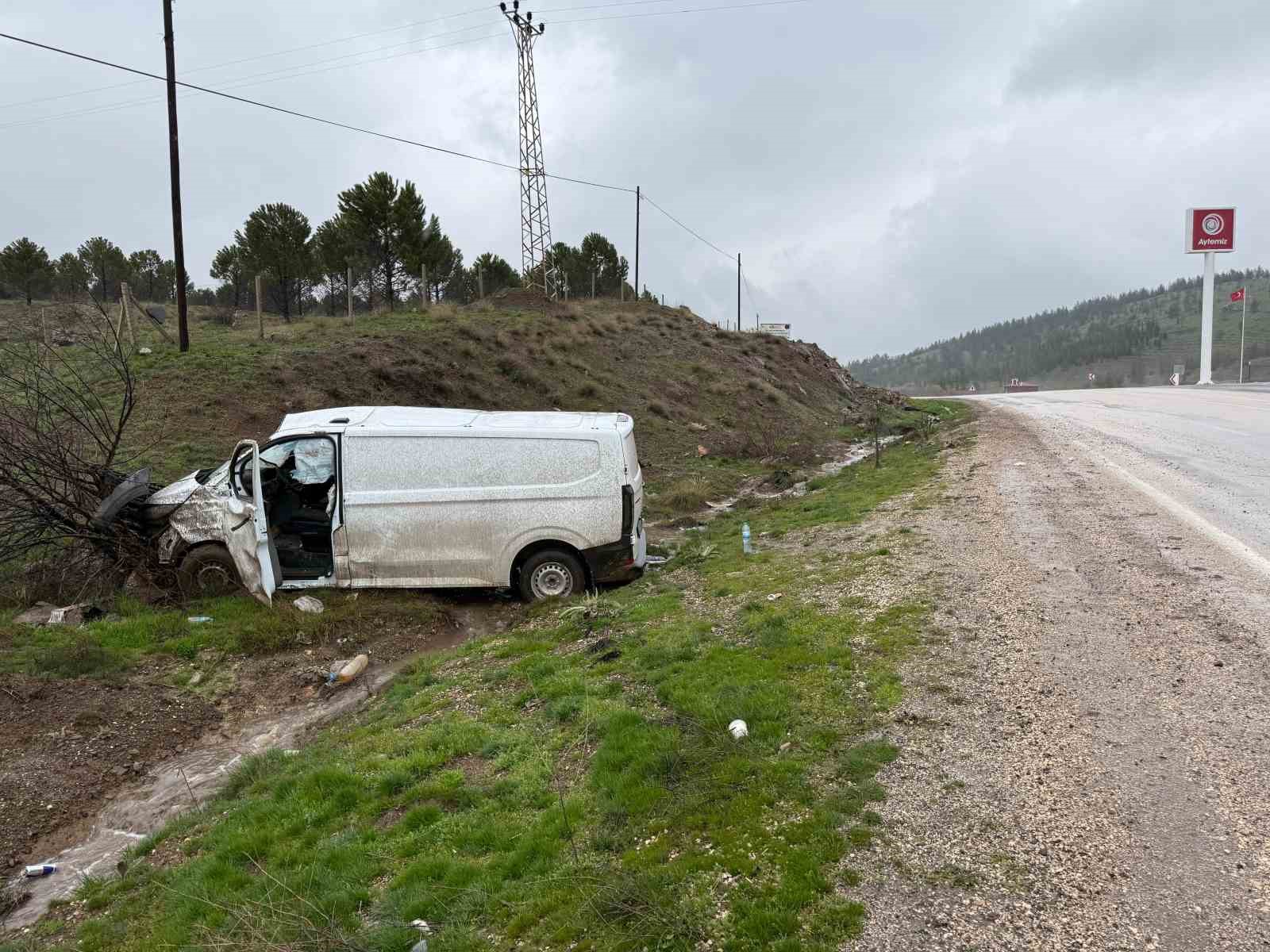 Midibüs şarampole girdi: 1 yaralı
