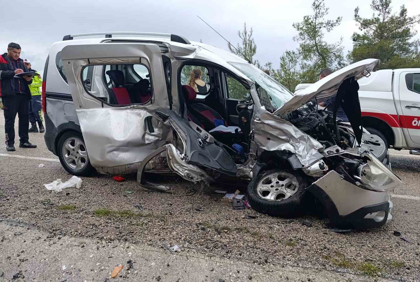 Osmaniye’de otomobil ile ticari araç çarpıştı: 6 yaralı