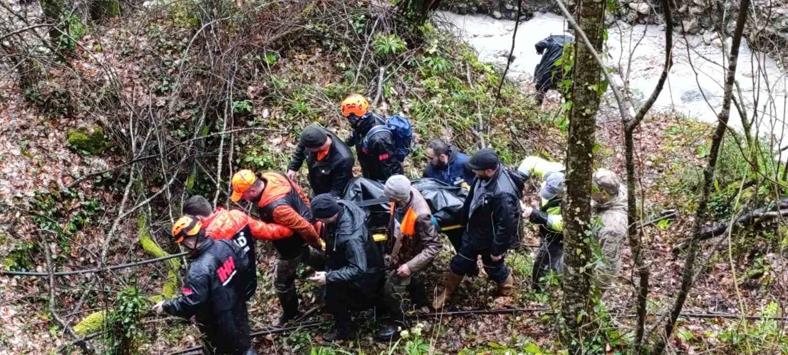 Sakarya’da iki gündür haber alınamayan vatandaşın cansız bedeni zorlu araziden çıkartıldı