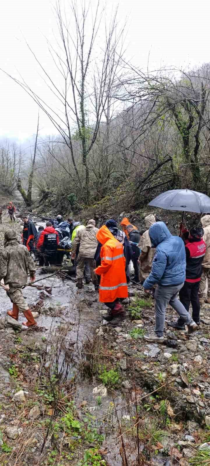 Sakarya’da iki gündür haber alınamayan vatandaşın cansız bedeni zorlu araziden çıkartıldı