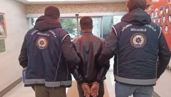 Durdurulan şüpheli araçta 5 kaçak göçmen yakalandı