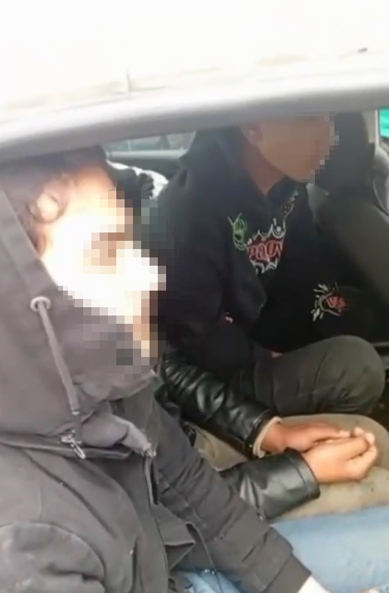 Durdurulan ş&uuml;pheli ara&ccedil;ta 5 ka&ccedil;ak g&ouml;&ccedil;men yakalandı
